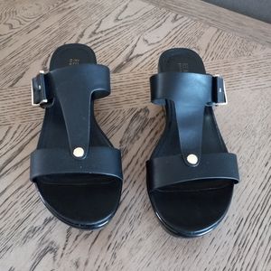 Like new Classy Black Sandles size 7.5